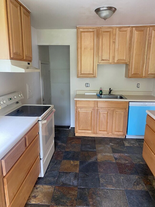 Foto del edificio - Newly painted 3 bedroom 1 bathroom bi-leve...