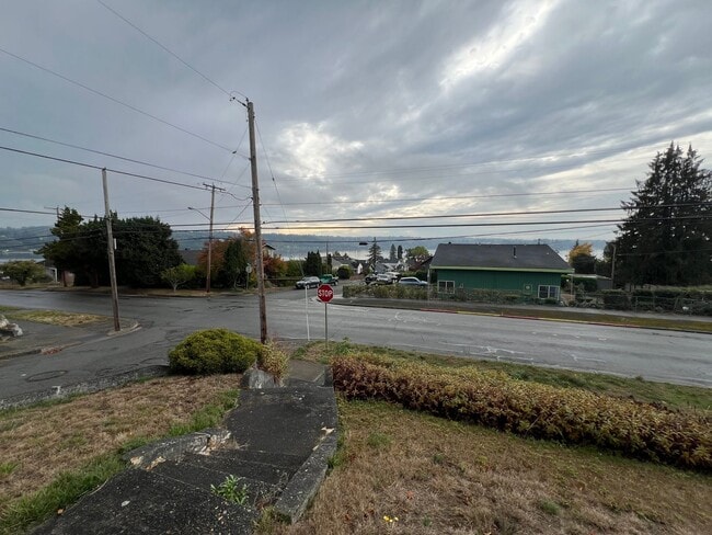 Building Photo - 2416 E 11th St