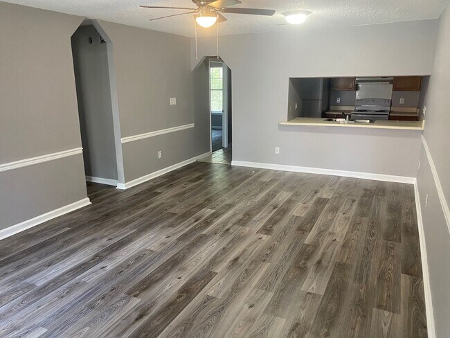 Foto del edificio - Spectacular Freshly Renovated 2 Bedroom 2 ...