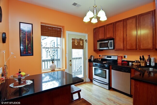 Building Photo - 1059 W Thorndale Ave