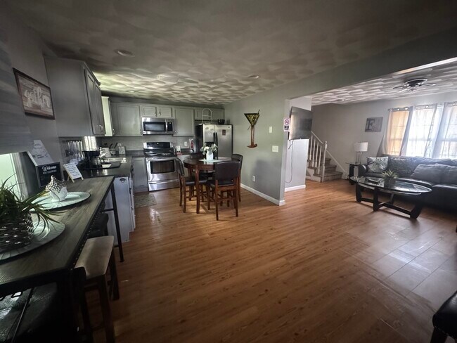 Foto del edificio - Spacious 2-Bedroom, 1.5-Bath Main-Floor Home in Providence
