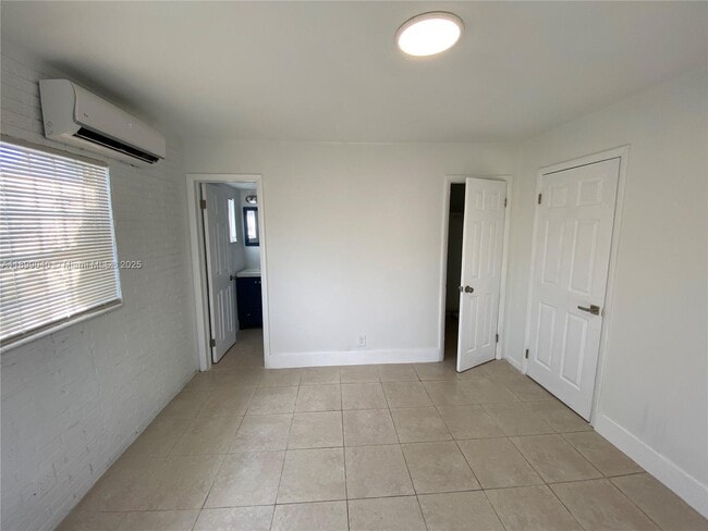 Foto del edificio - 310 NE 82nd St