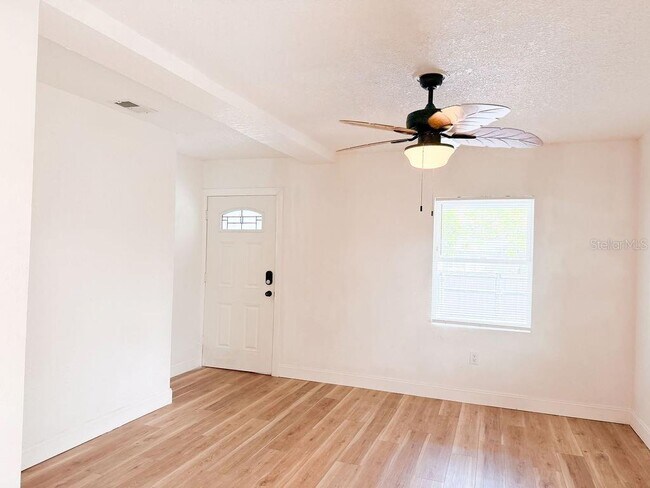 Building Photo - 4009 Deleuil Ave