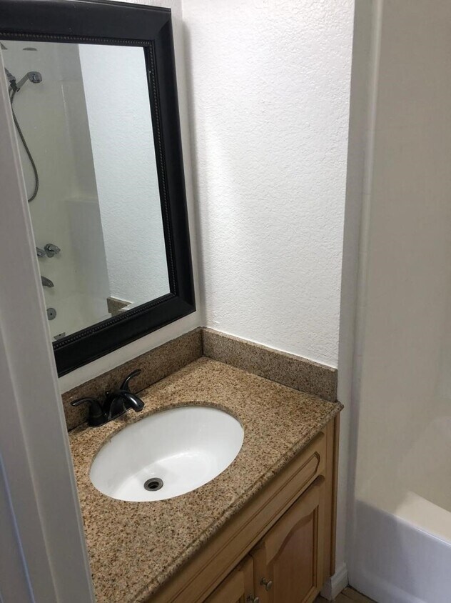 Foto principal - 14803 Vanowen St