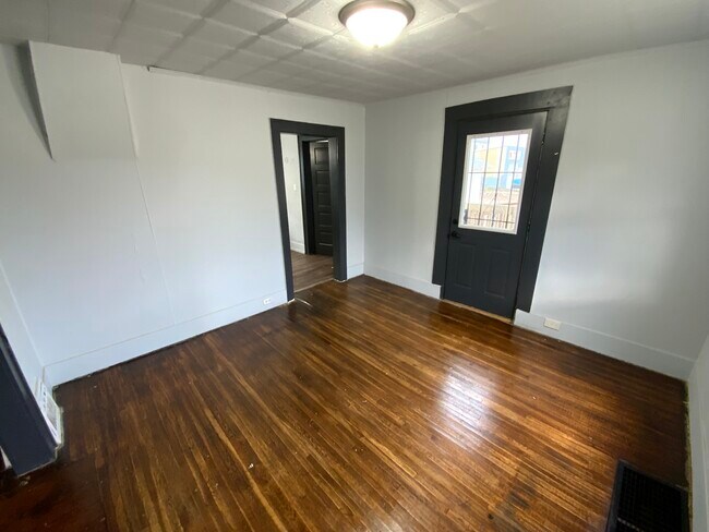 Building Photo - 1507 E Main St