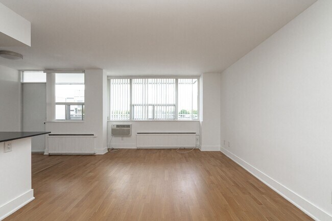 Building Photo - 551 Eglinton Ave E