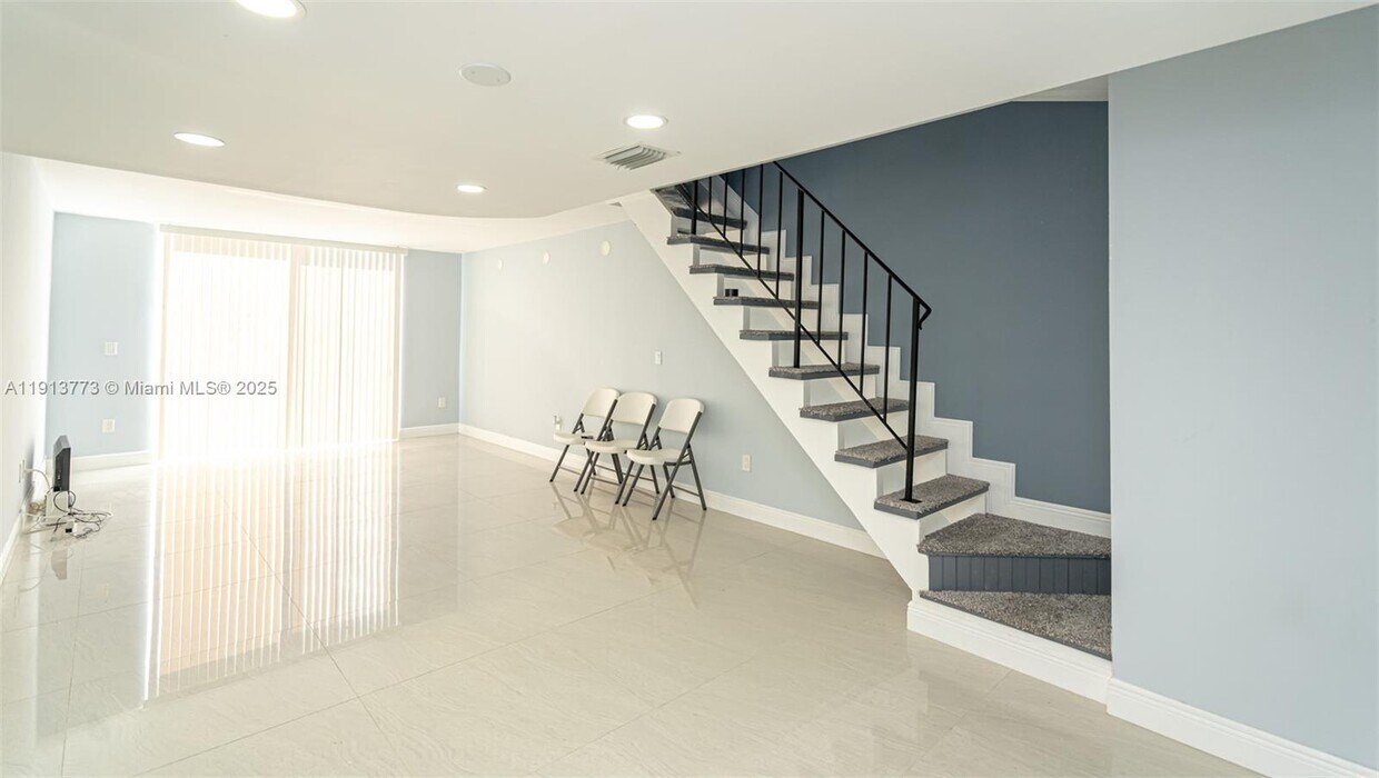 Primary Photo - 1070 W 43rd Pl