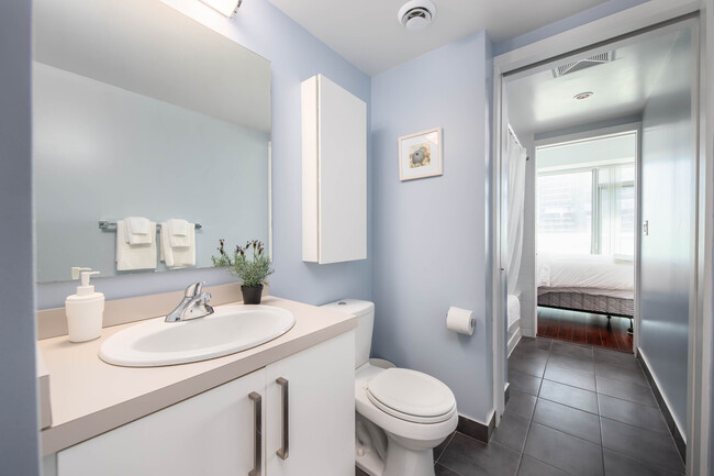 Building Photo - Master Room & Ensuite Bath - Waterfront To...