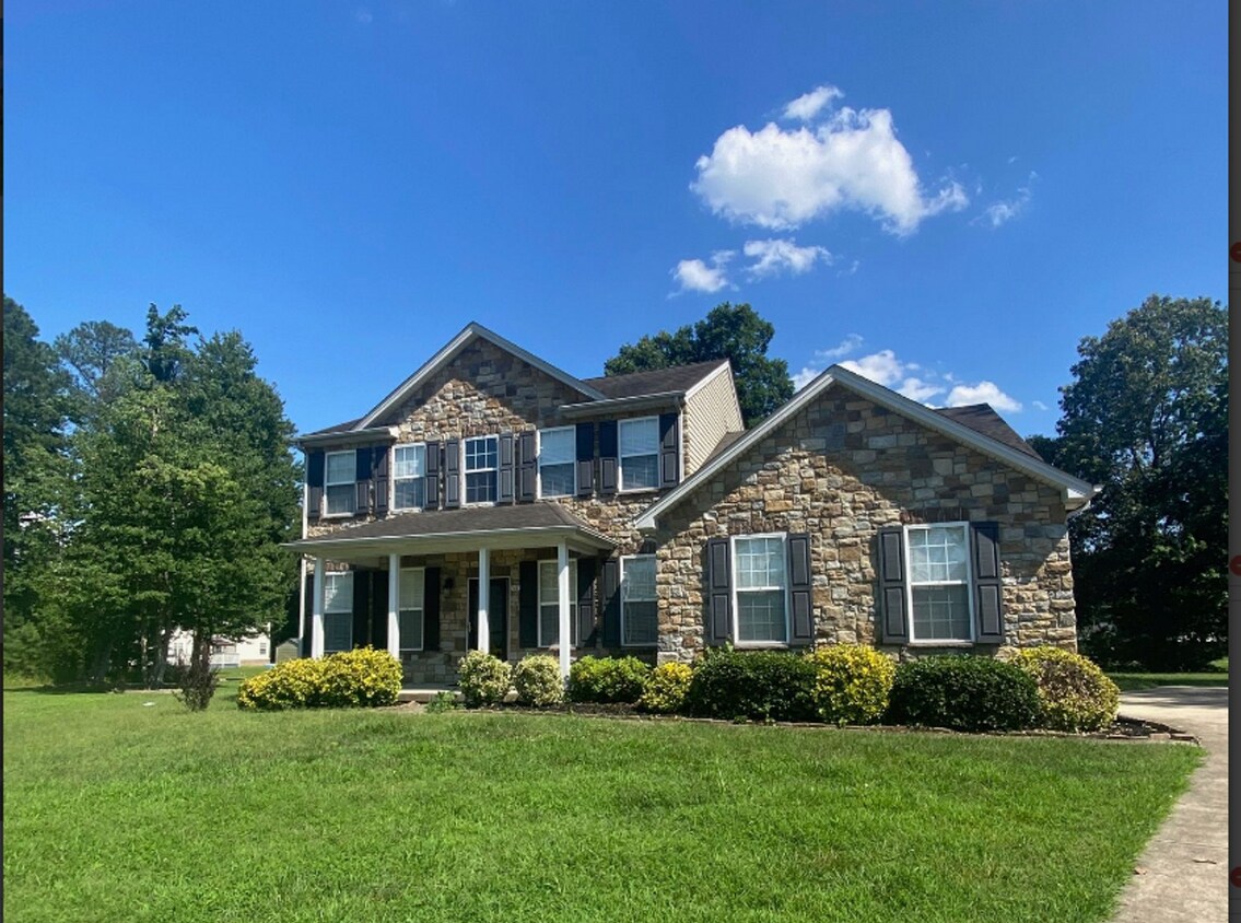 Primary Photo - Beautiful 5 Bedroom 2.5 Bathrooms Located ...
