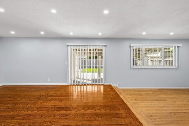 Building Photo - 598 Oakwood Dr