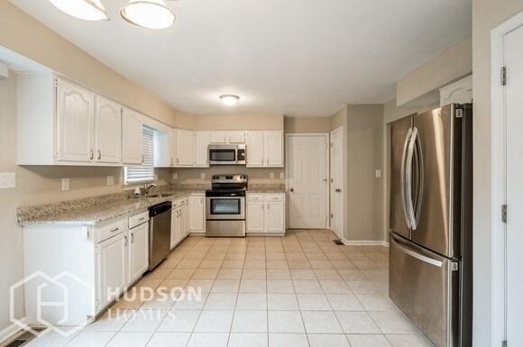 Building Photo - AVAILABLE NOW! - 1004 Village Gate Dr, Mou...