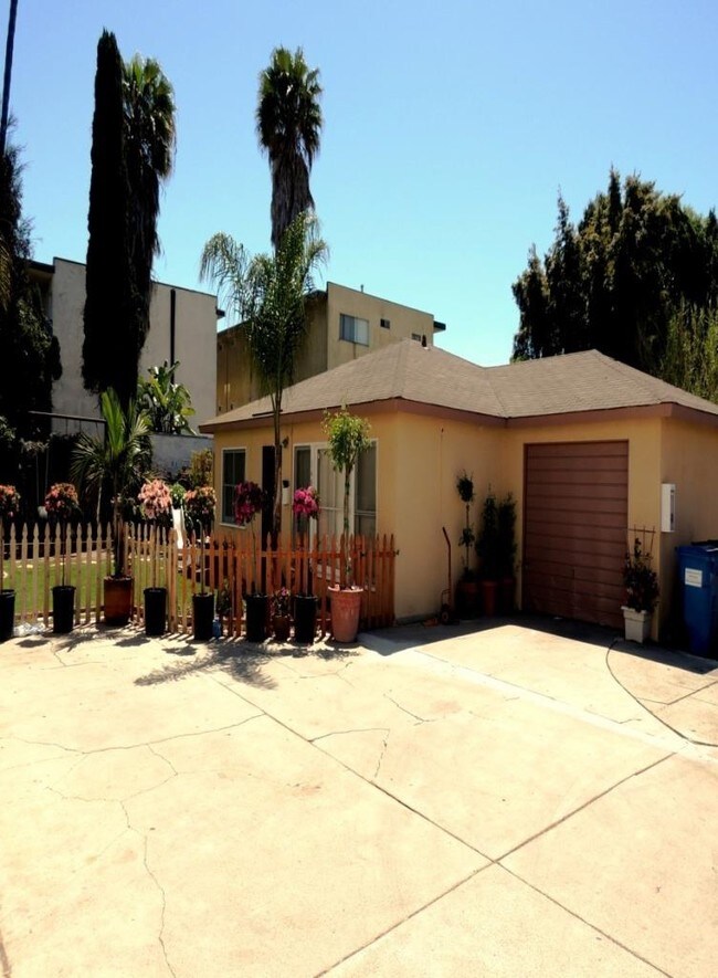 Foto del edificio - 14000-14004 Yukon Ave