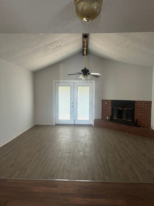 Foto del edificio - large 3bedroom 1 bathroom