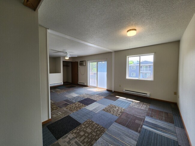 Building Photo - 619 9th St N