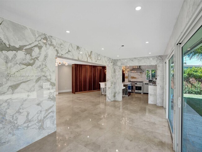 Foto del edificio - 2421 NE 7th Pl