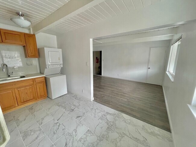 Building Photo - 2312 Bonar St