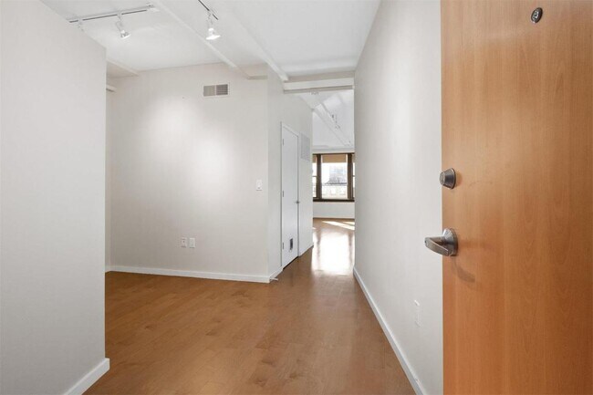 Building Photo - 915 Olive St