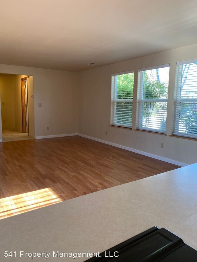 Foto del edificio - 3 br, 2 bath House - 723 SW Larch Rd