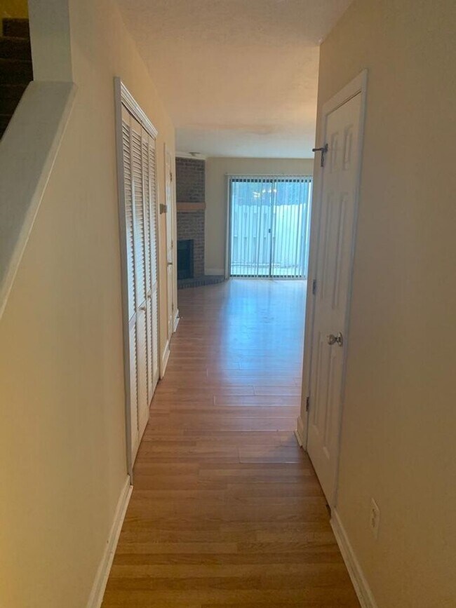 Building Photo - 2bedroom 1.5bath Townhouse Carolina Road