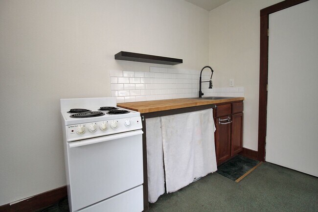 Foto del edificio - 6630-6630 NE Garfield Ave.