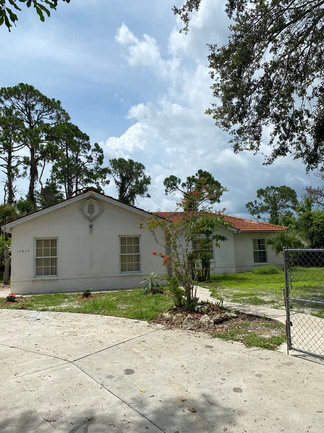 Building Photo - 11812 D Allyon Dr