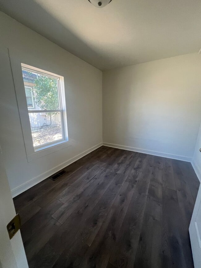 Building Photo - 2 Bedroom, 1 Bathroom Home with Bonus Room