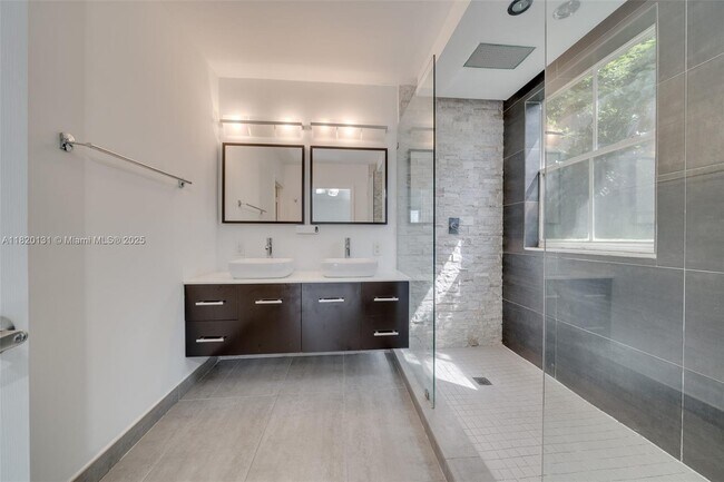 Foto del edificio - 720 Falling Water Rd