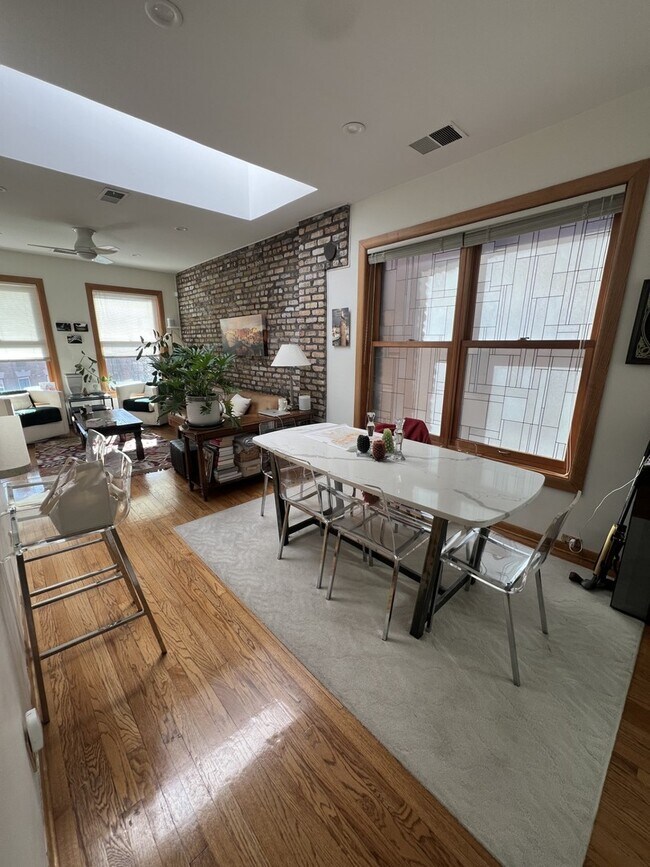Foto del edificio - 852 W Diversey Pkwy