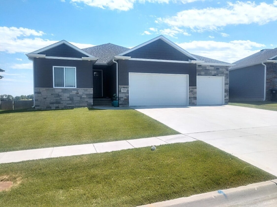 Foto principal - 5 Bedroom/3Bath Single Family Home