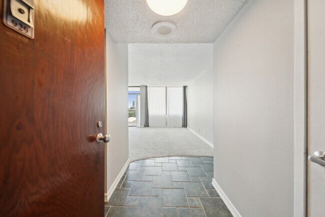 Building Photo - 410 W 7th St