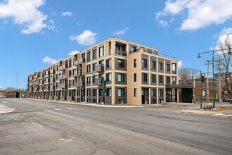 Building Photo - 585 Av. Glengarry