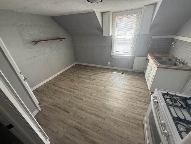 Building Photo - 4067 E 57th St