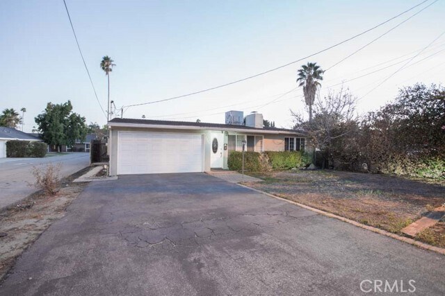 Primary Photo - 8860 E Greenwood Ave