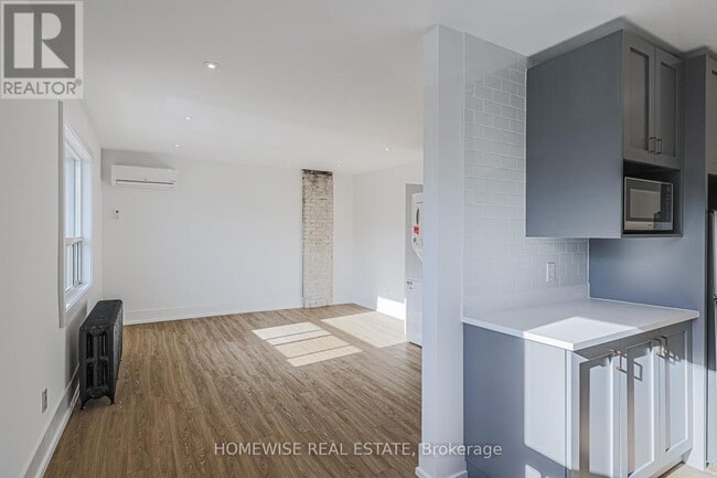 Photo du bâtiment - 2066 Yonge St