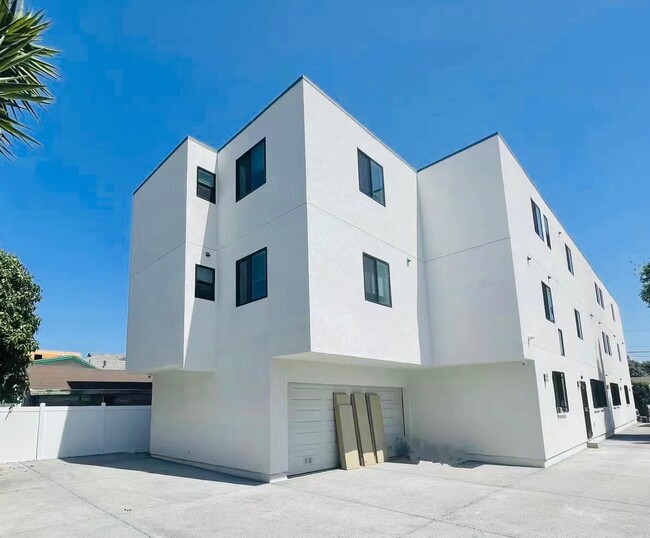 Building Photo - 1639 W 36th Pl