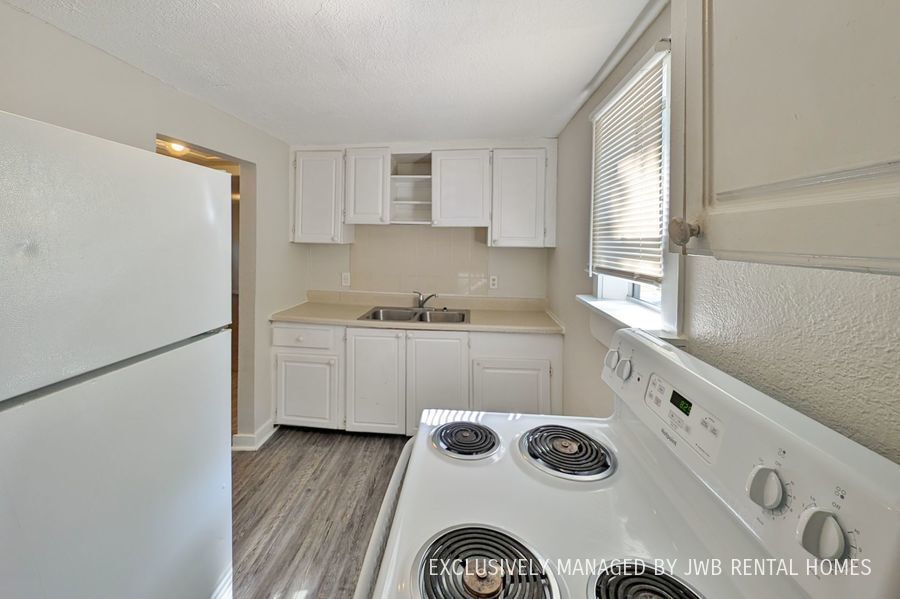Primary Photo - 3933 Boulevard