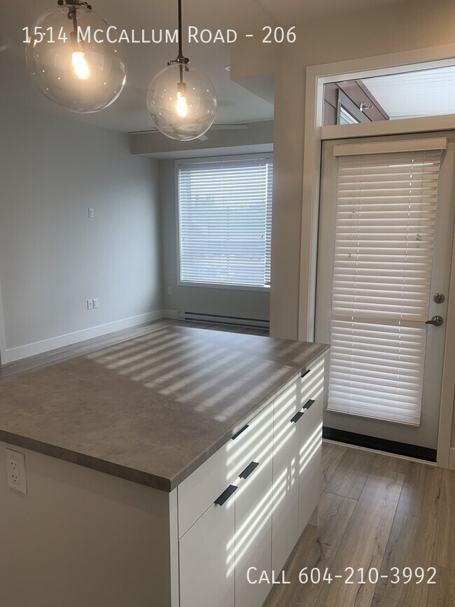 Building Photo - Condo in the Cinema District!