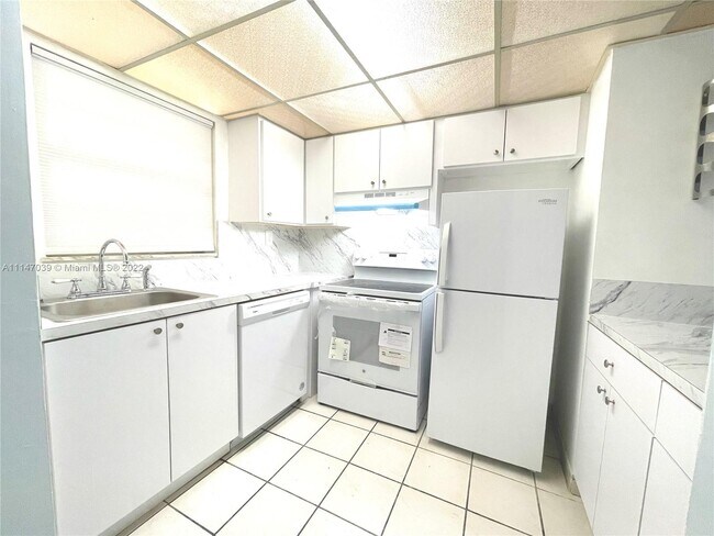 Foto del edificio - 3536 NE 168th St