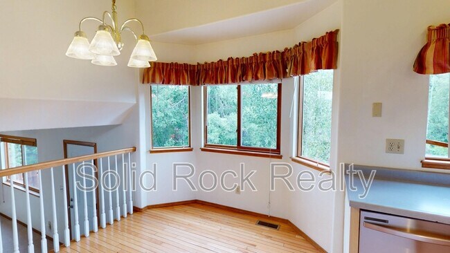 Foto del edificio - 2580 Lyncrest Dr