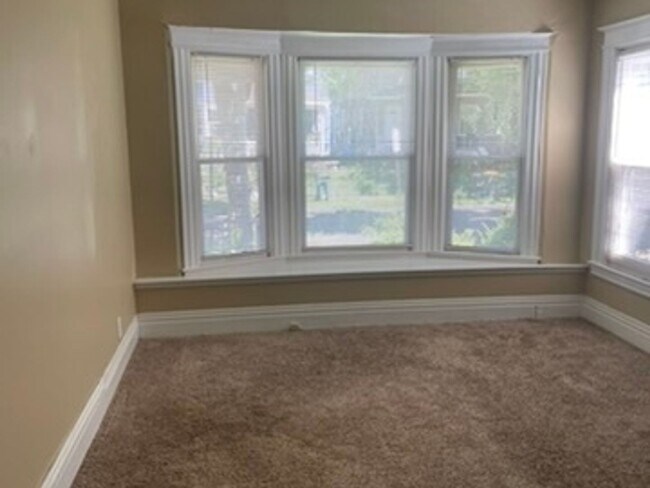Building Photo - 1 bedroom near the Rochester Public Market...