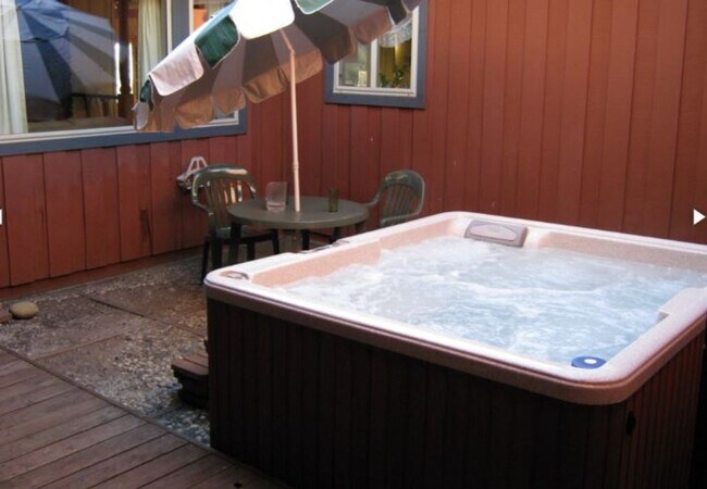 Foto del edificio - Unique open design,wood beams in all rooms-Very cheery and cozy. Newly remodeled, and newly furni...