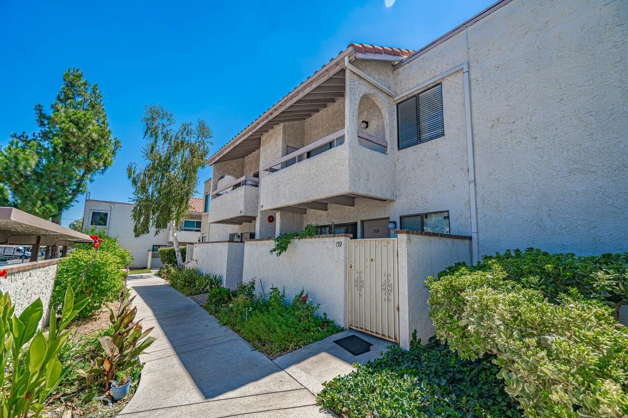 Primary Photo - Remodeled 2 Bedroom Condo for Rent in Newhall!