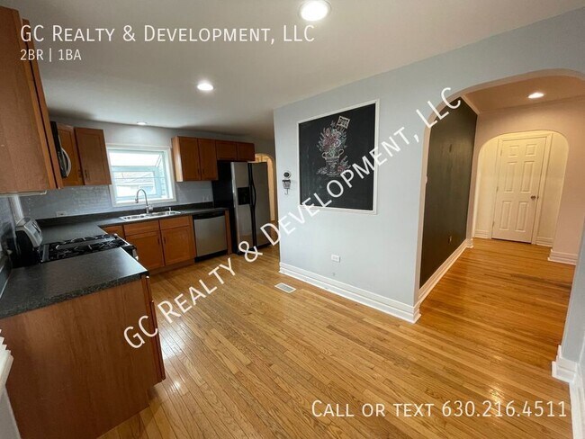 Foto del edificio - ***NEW LISTING!! / ELMWOOD PARK / UPDATED ...