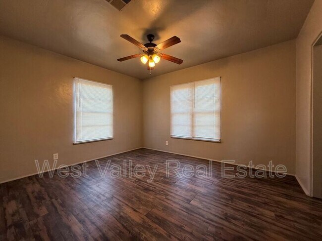 Building Photo - 700 Philippine St