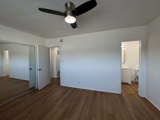 Foto del edificio - 6632 Darby Ave