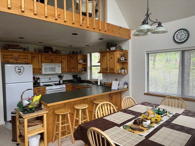 Foto del edificio - Beautiful 2100 sq ft, 3 BD/2BA Chalet, 5 M...