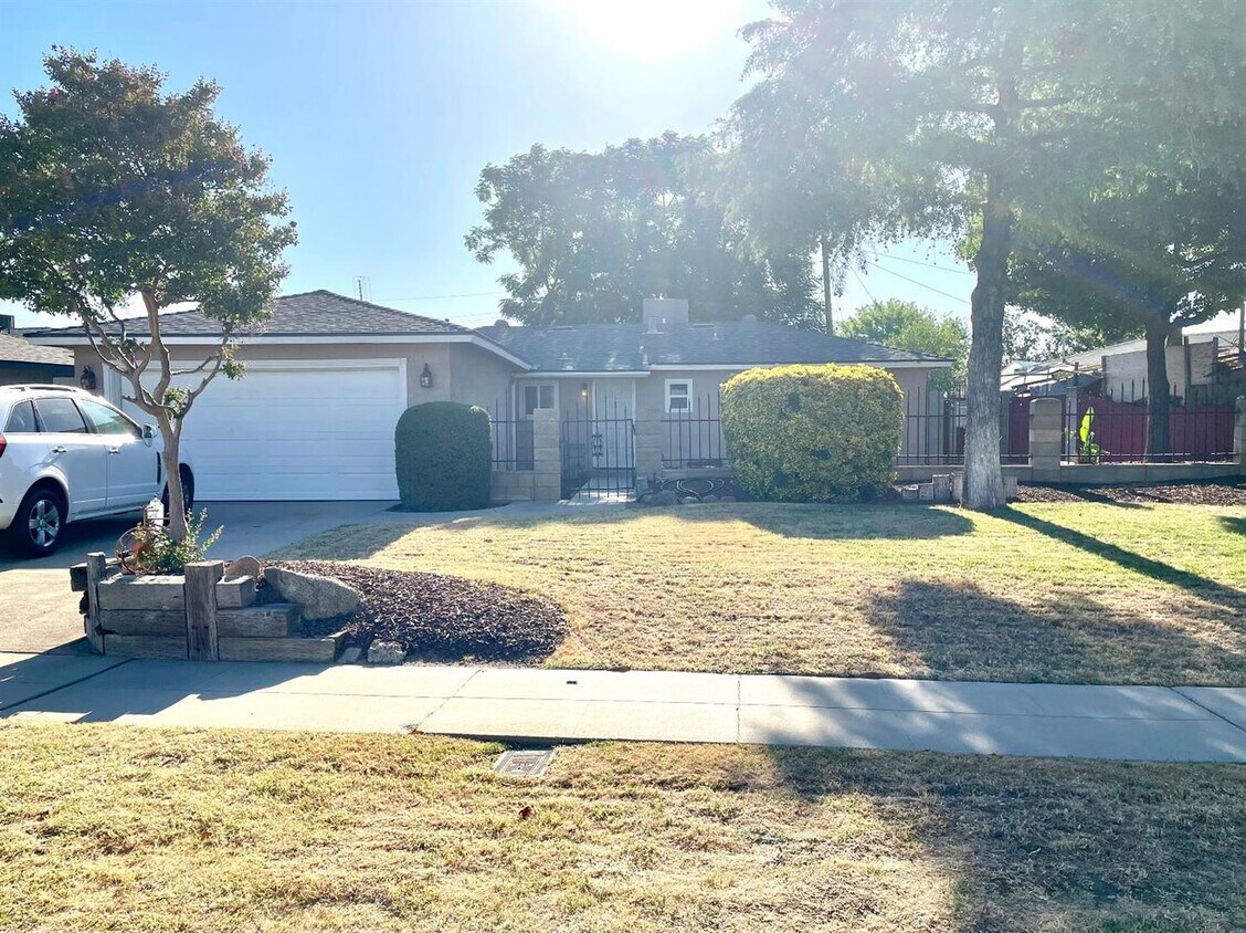 Primary Photo - Lovely 3 Bedroom 1.5 Bath in Clovis
