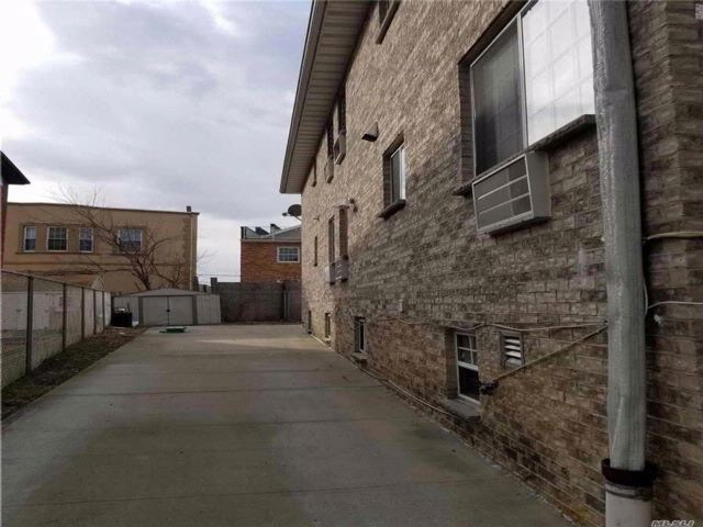 Building Photo - 905 Clarence Ave