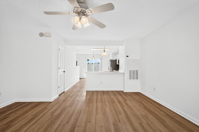 Foto del edificio - 2961 S Rutherford Blvd