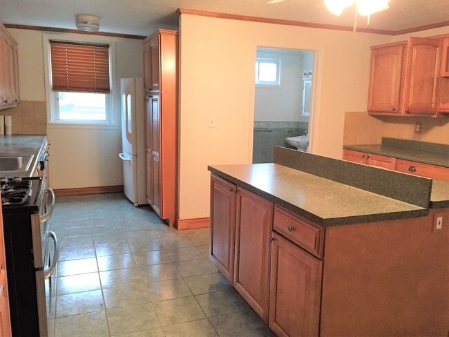 Building Photo - Mt. Washington house, 3 bedroom 2 1/2 bath house with great kitchen, yard, laundry May 1st